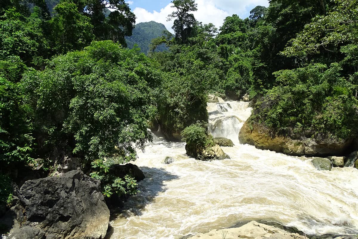 Dau Dang Waterfall