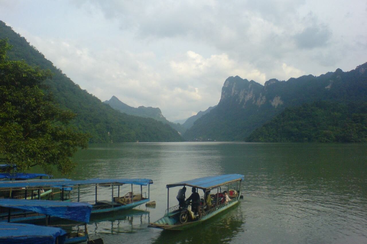 The lake at breakfast