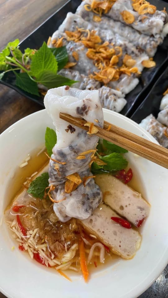 Rice rolls with squid cake, Bánh cuốn chả mực