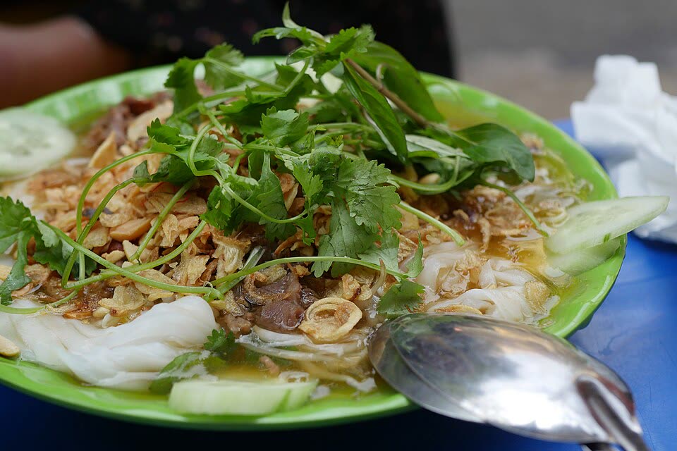 Banh cuon with shrimp ruoc