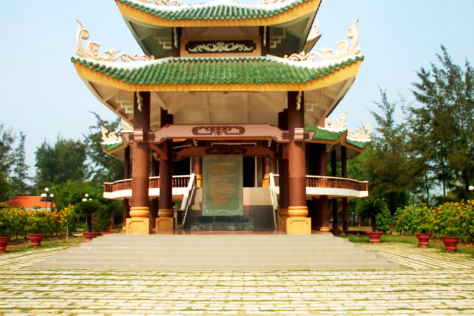 The memorial hall of Nguyễn Đình Chiểu at Ba Tri, roof and court