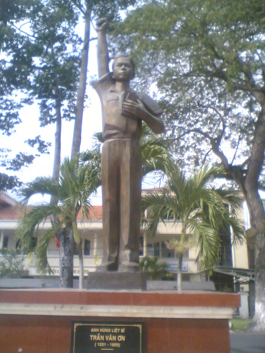 Bronze statue of Trần Văn Ơn on a pedestal in the park by Hồ Trúc Giang