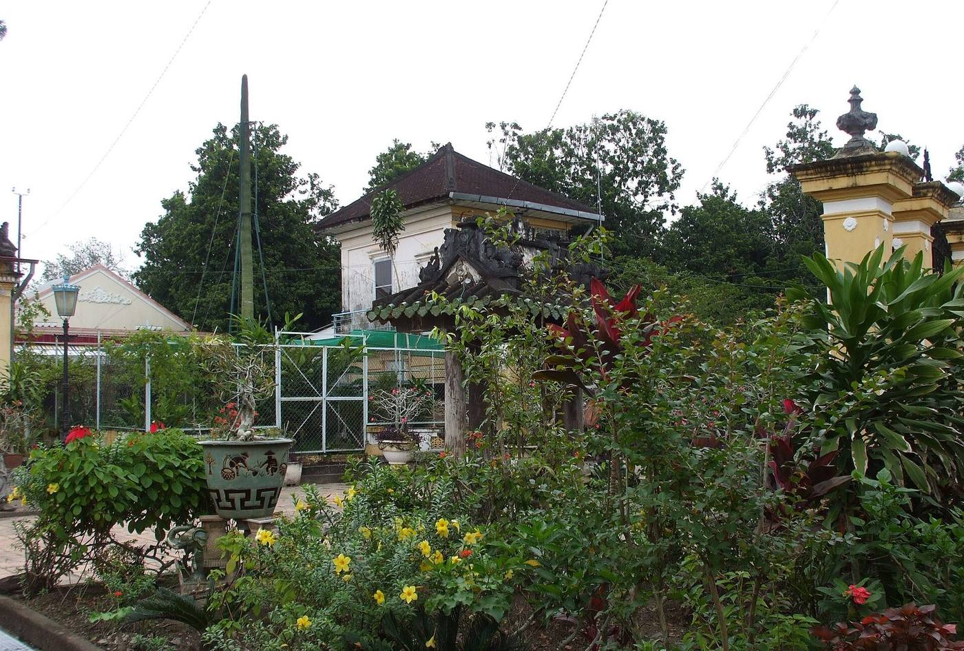 Side yard and tiled roof of the Binh Thuy ancient house in Can Tho