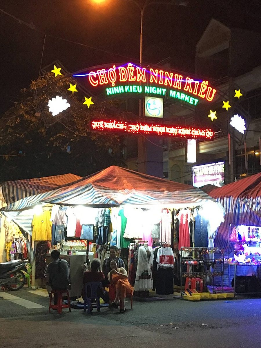 Ninh Kieu night market