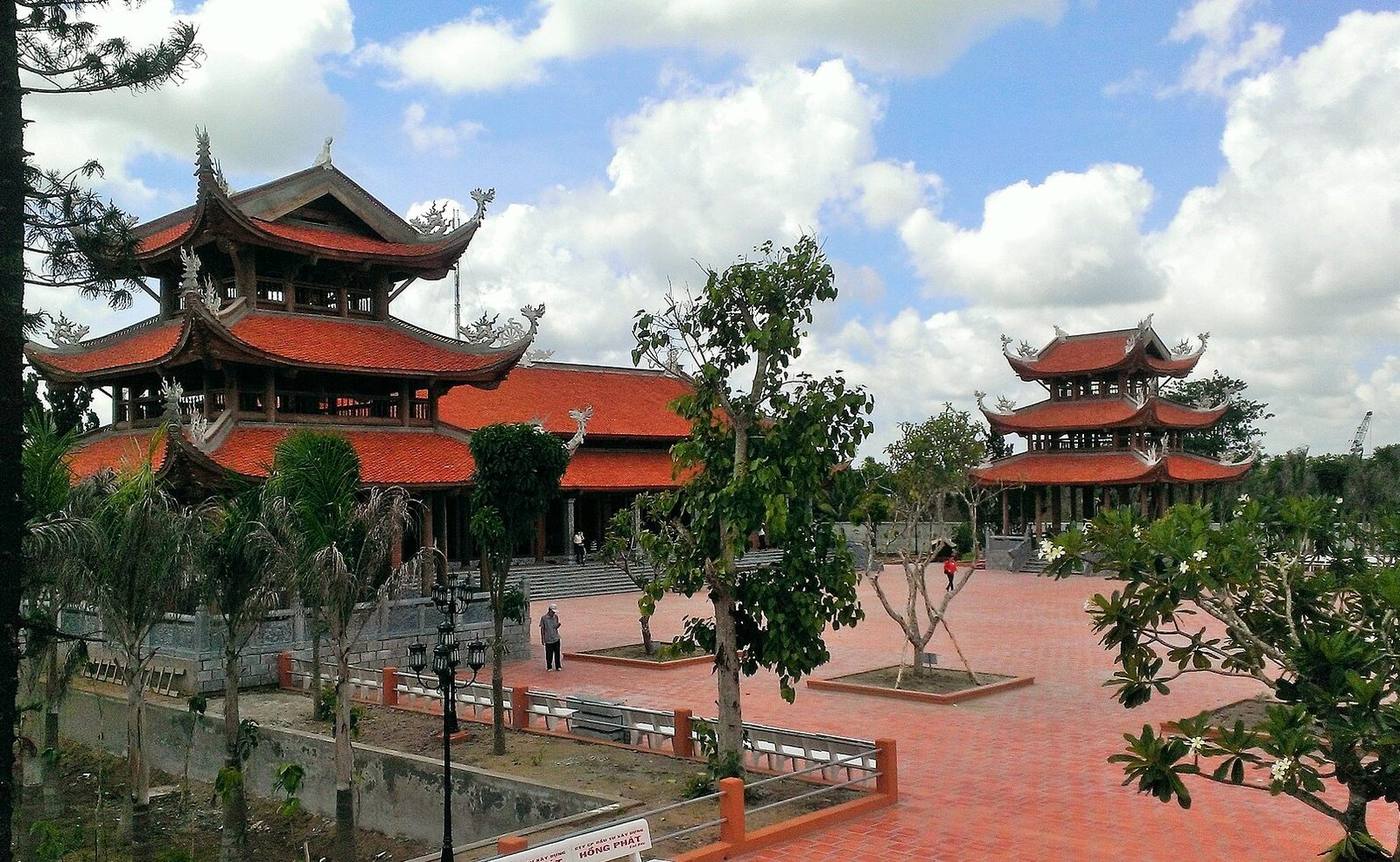 Tiled halls and the court at Trúc Lâm Phương Nam
