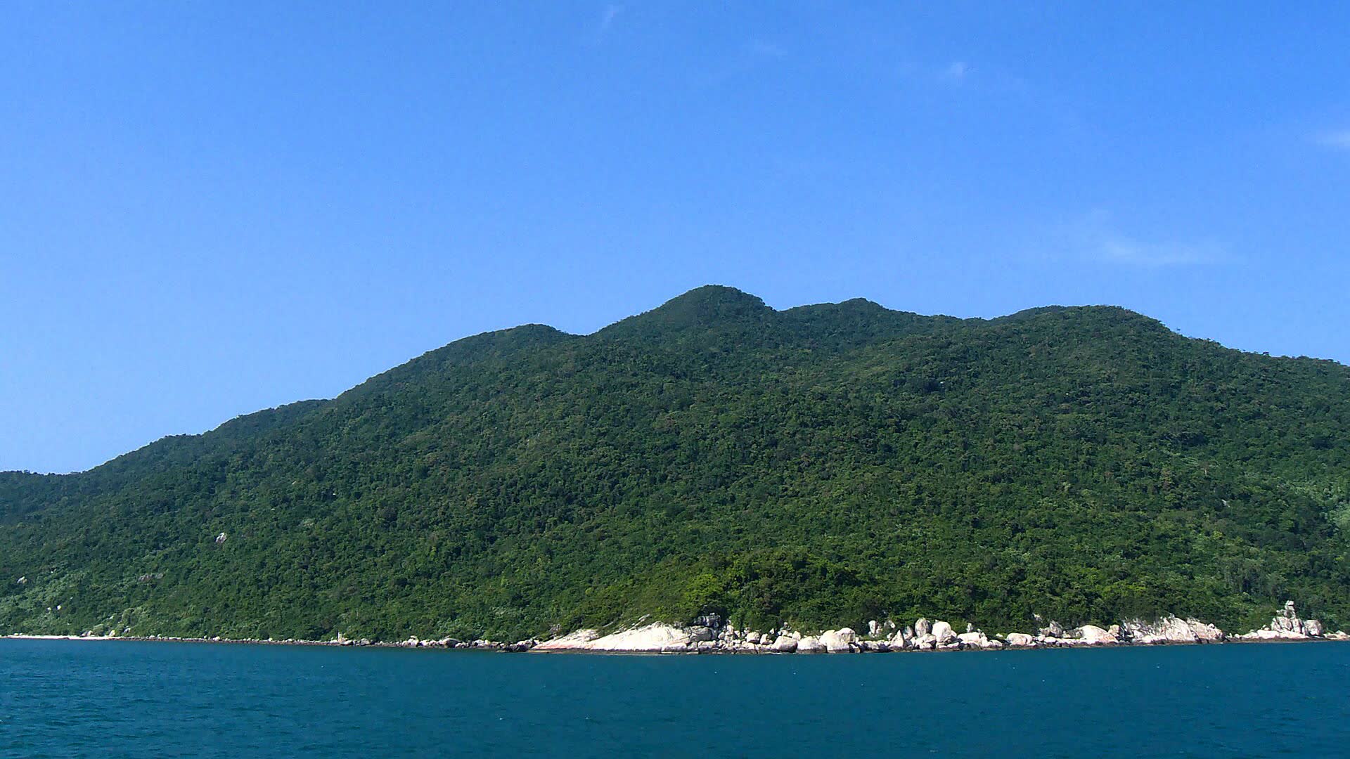 The island and the morning boats