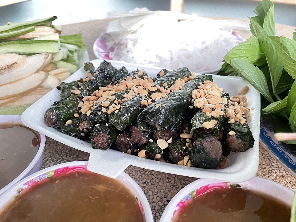 Beef grilled in lá lốt, Bò nướng lá lốt