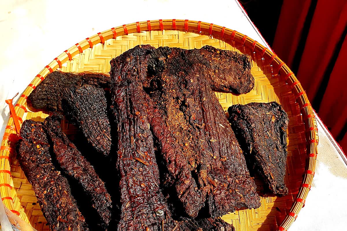 Kitchen-smoked buffalo, Thịt trâu gác bếp
