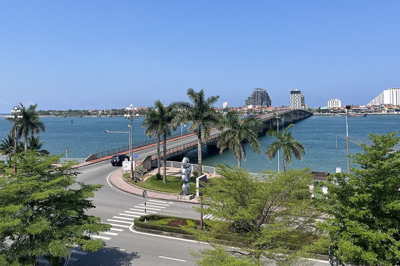 Nhat Le riverbank