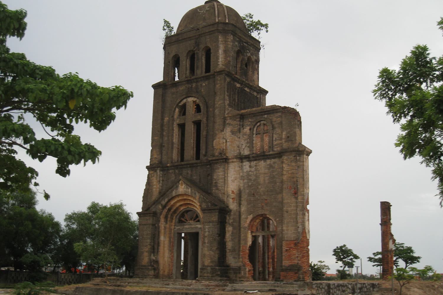 The Tam Toa bell tower standing in the park, seen from the ground