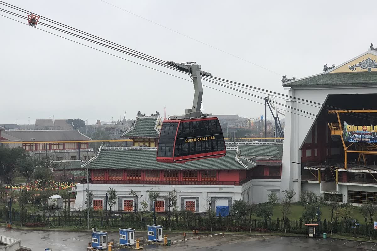 A Queen Cable Car cabin at the station