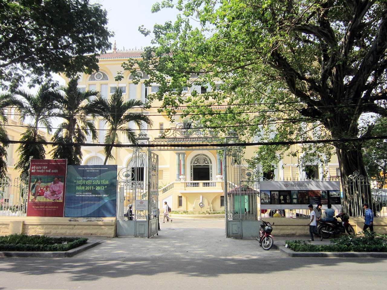 The yellow mansion and the iron gate, with the Mỹ Thuật sign