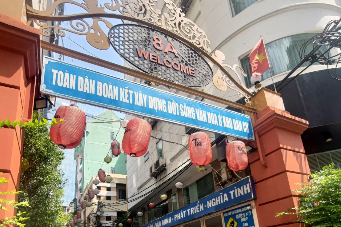 The alley, red lanterns and a sign reading 日本