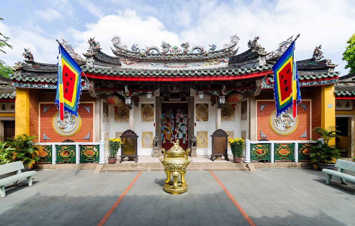 The hall front, with the incense burner in the court
