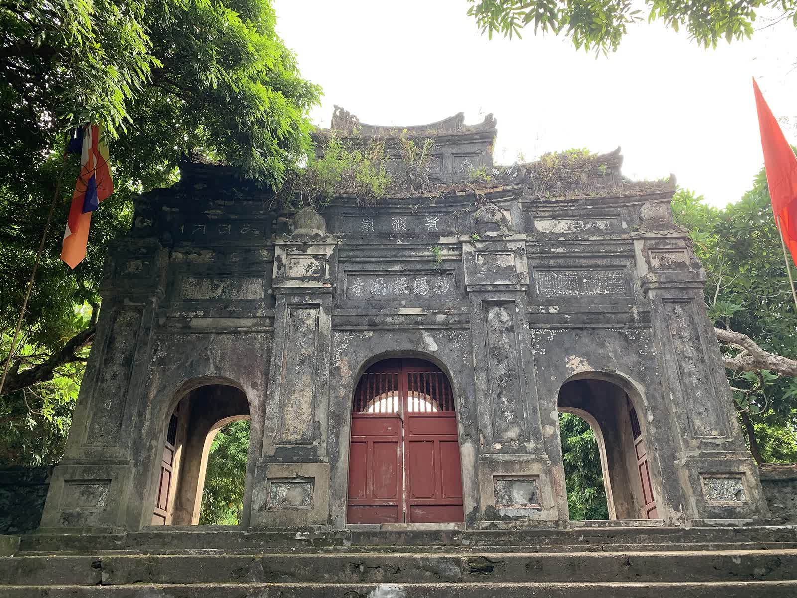 A close view of the stone gate and inscription at Bao Quoc Pagoda