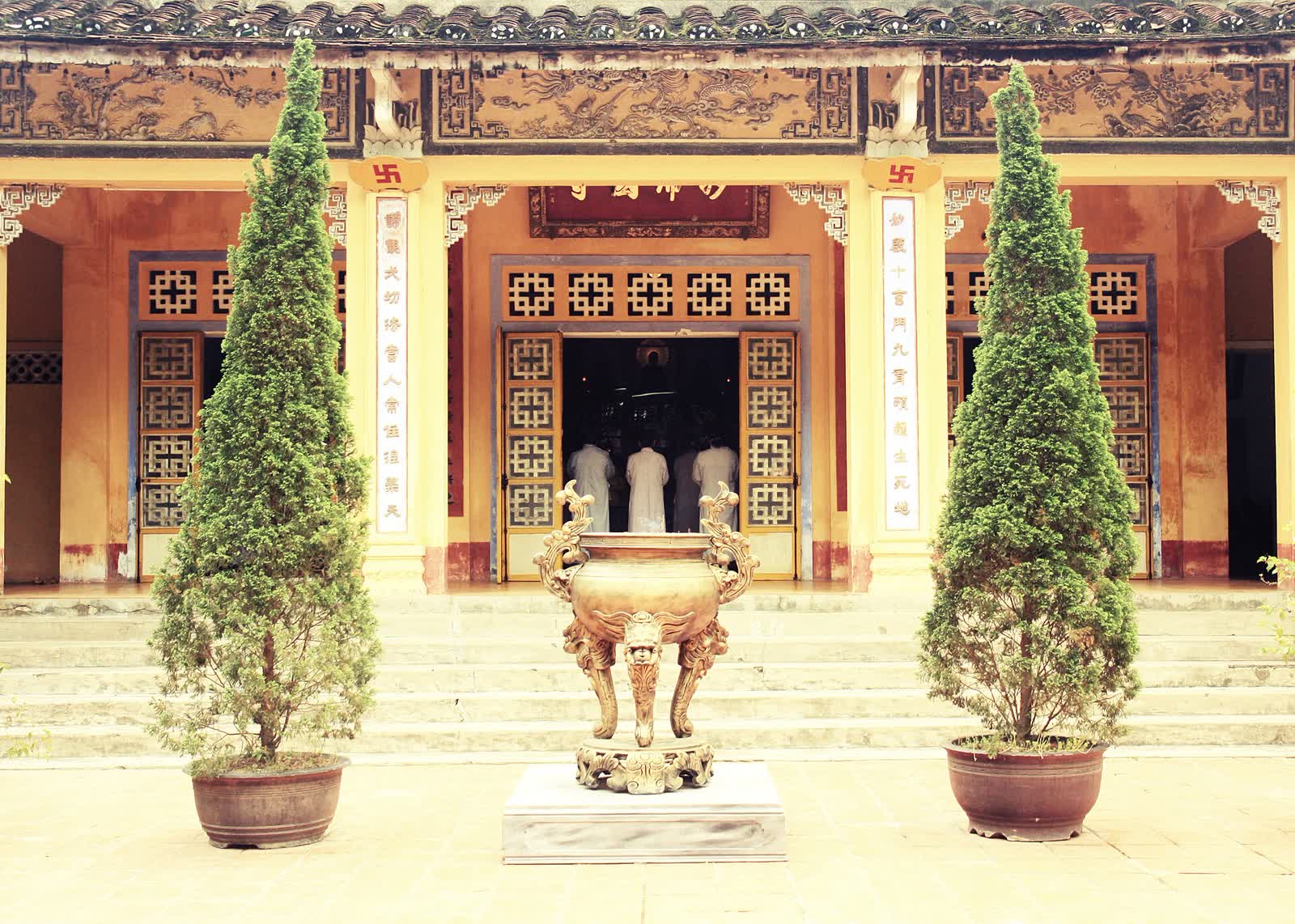 A bronze censer in front of the hall at Dieu De Pagoda