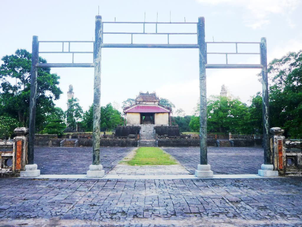 The gate framing the hall at Thieu Tri’s tomb