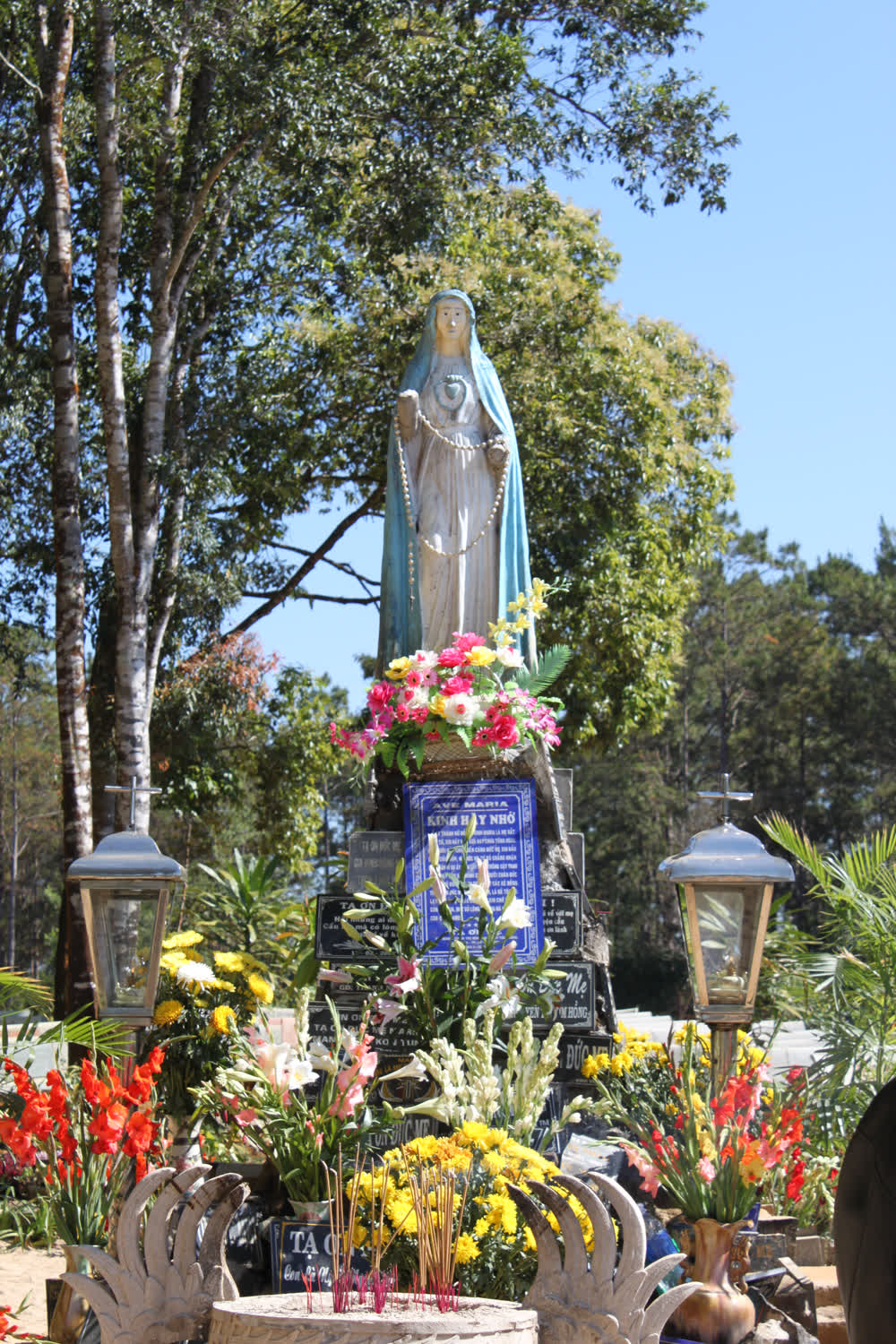 Mang Den church and the Virgin Mary statue