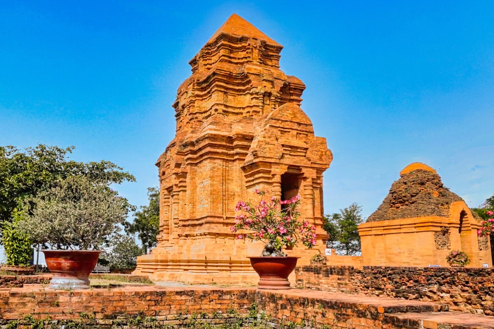 Po Sah Inu towers