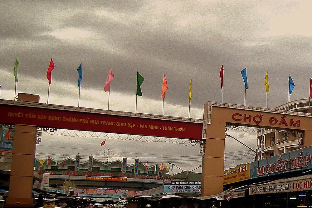 Closer view of the Chợ Đầm gate