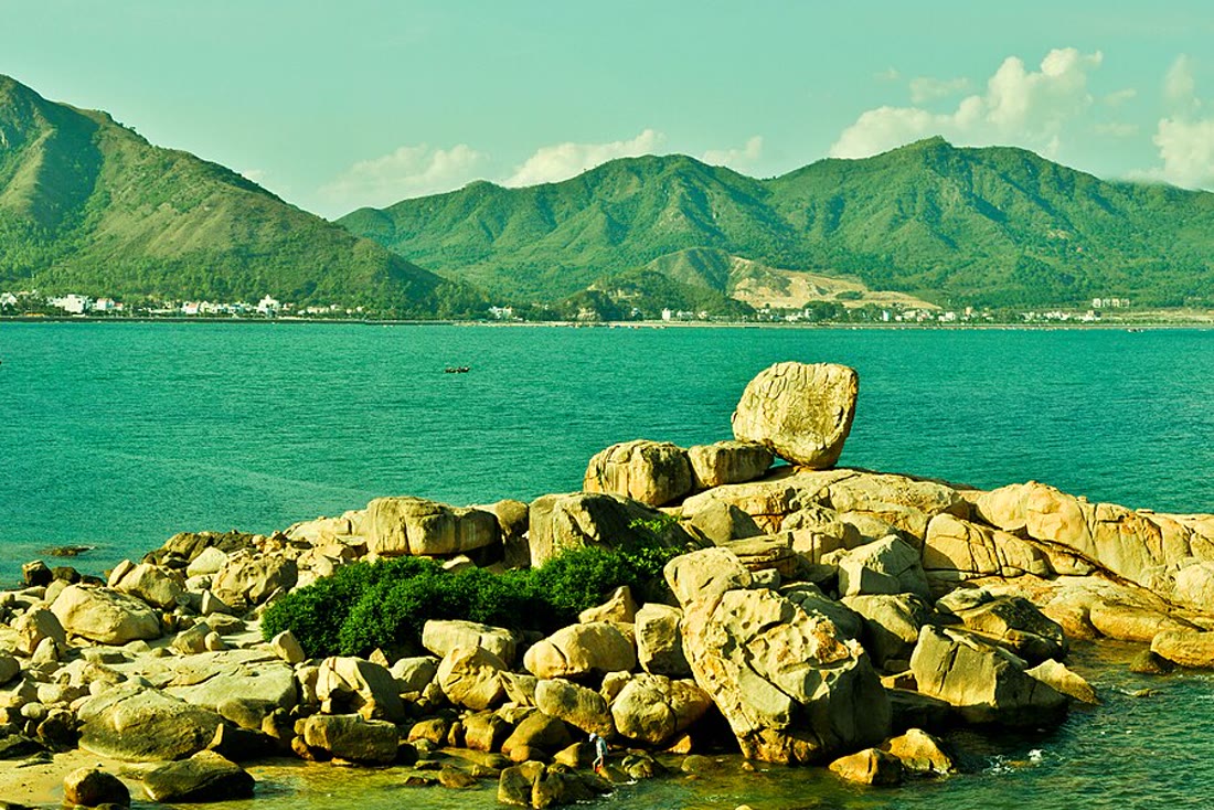 Detail of the stacked rocks at Hòn Chồng