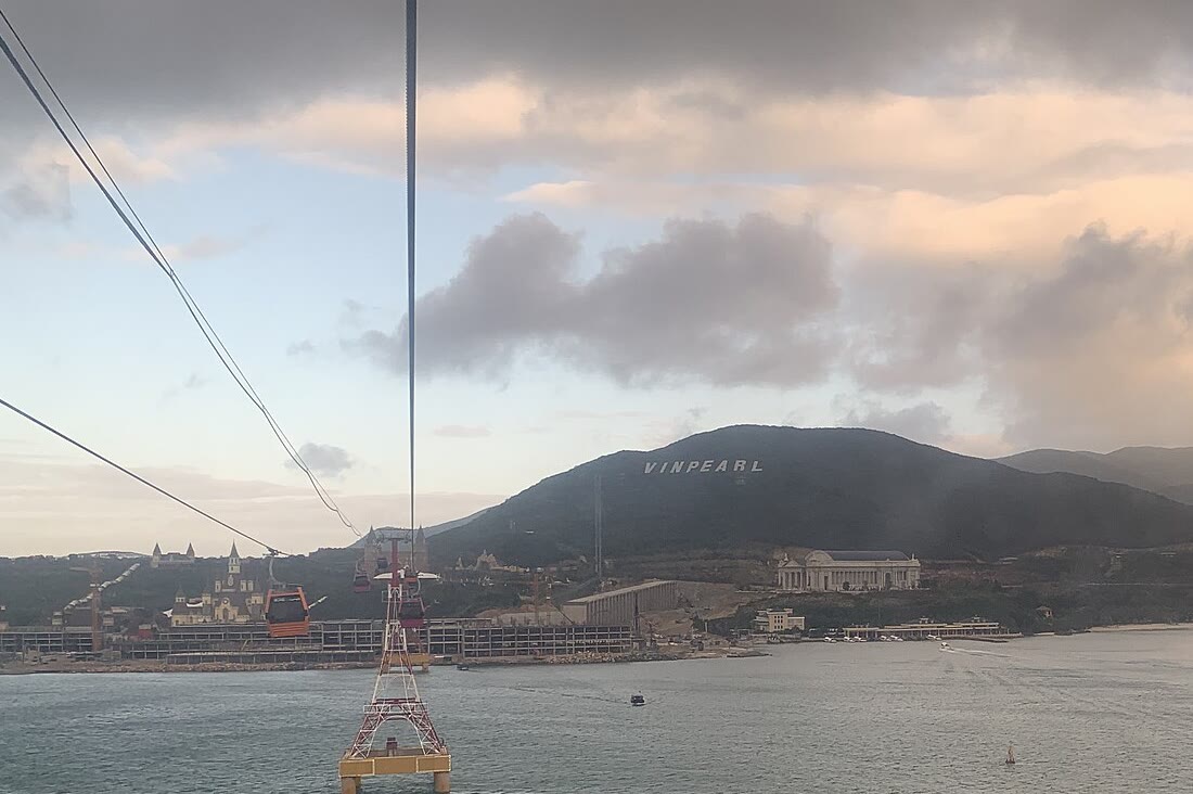 Another frame of the Hòn Tre cable over the bay