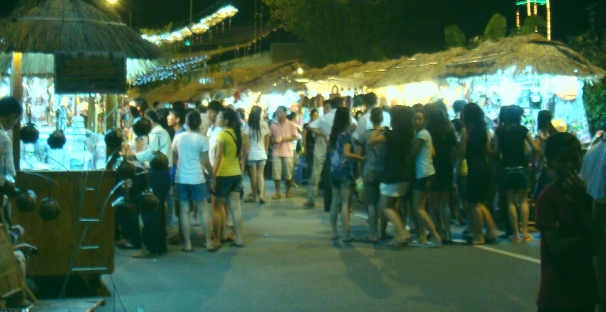 Stalls and the crowd on the night-market walking street