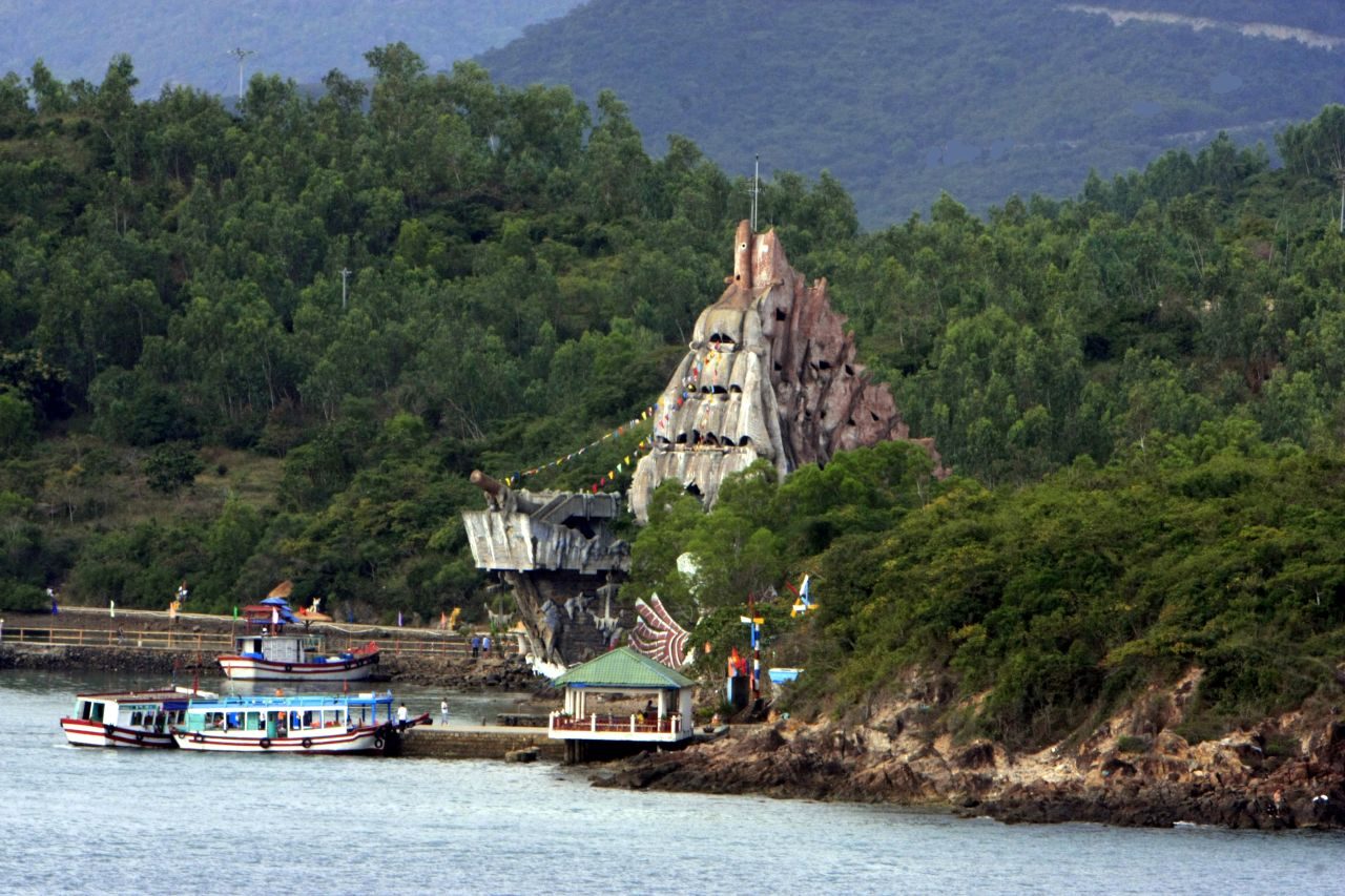 The rock aquarium above the boats at Trí Nguyên