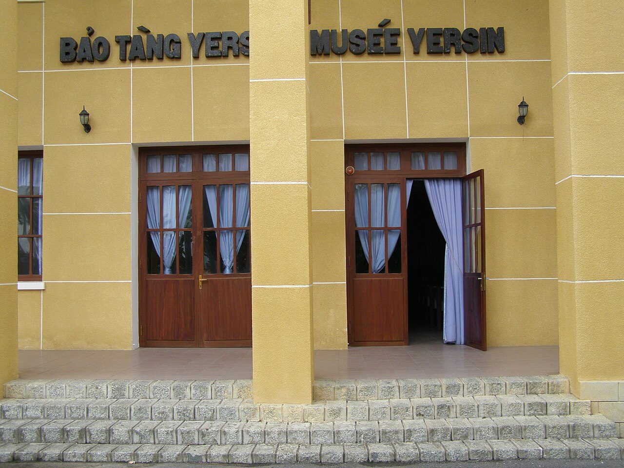 The museum doors, lettered Bảo tàng Yersin and Musée Yersin