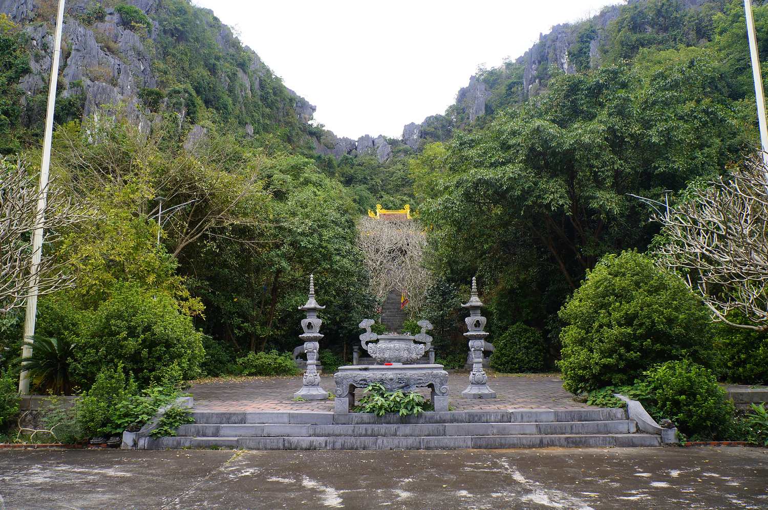 The stone altar and the cliff at the Dinh tomb