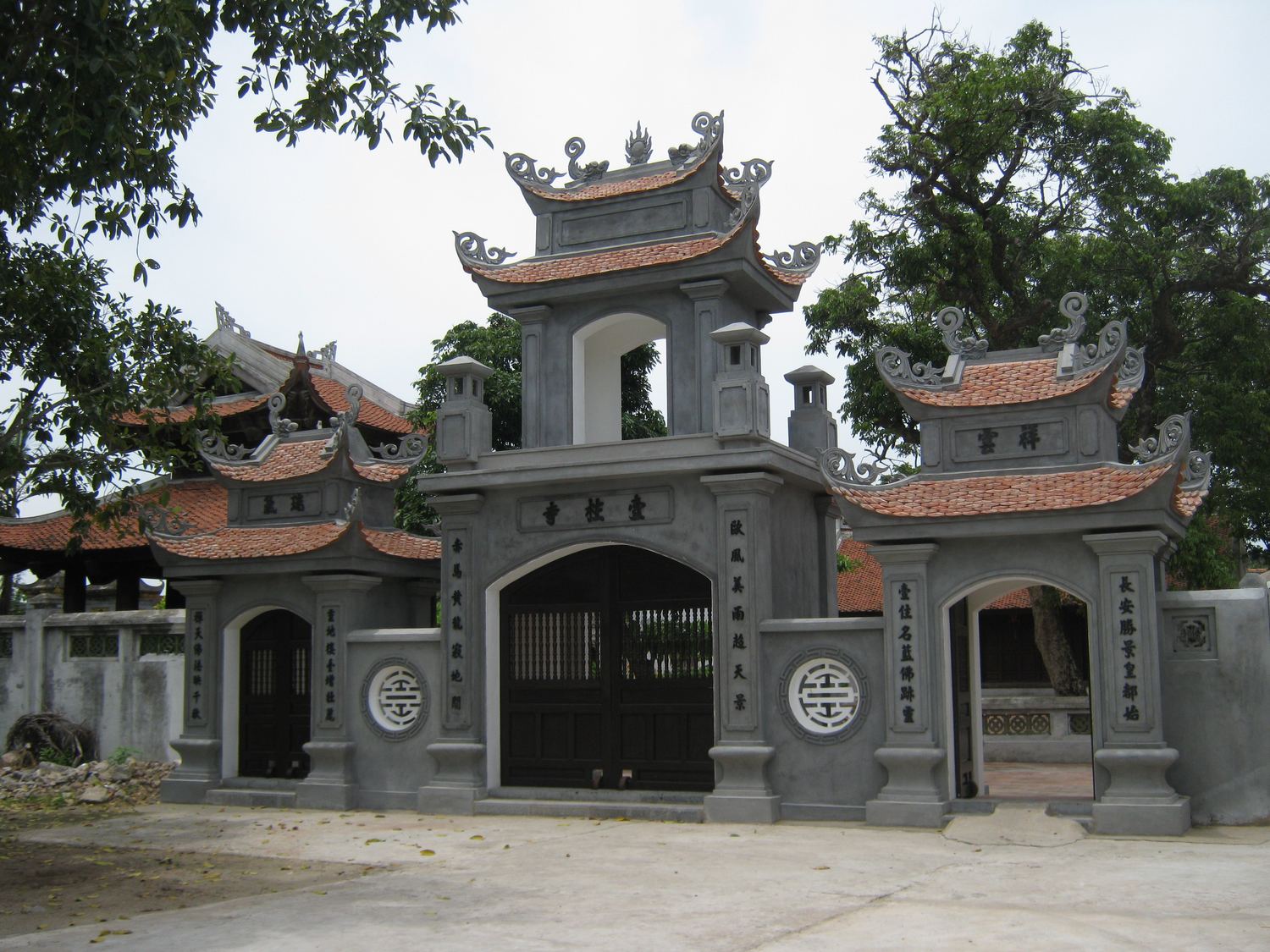 The gate of Nhat Tru Pagoda