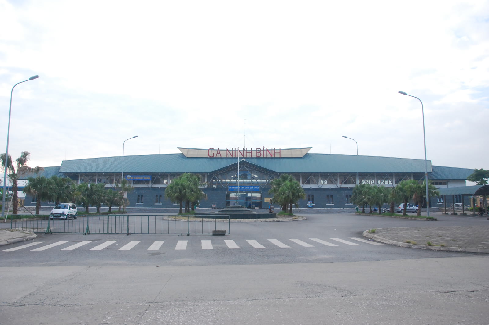 The station front and the sign GA NINH BÌNH