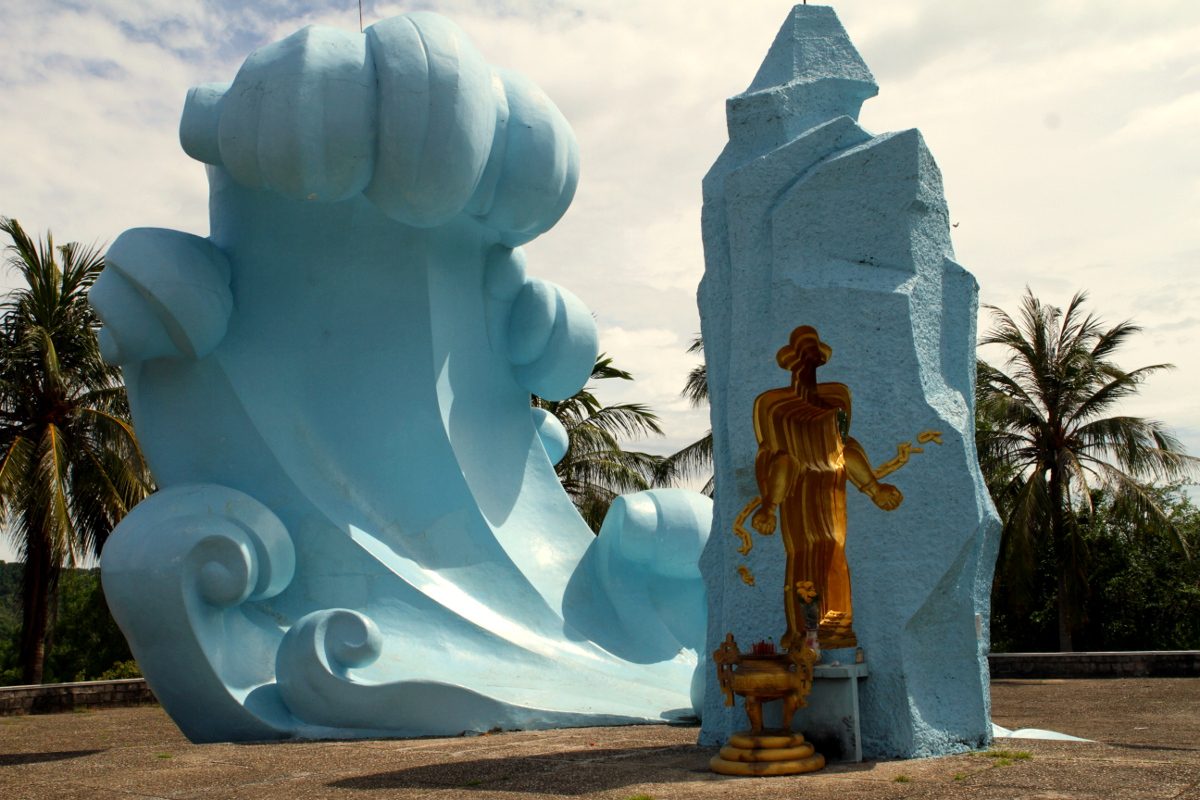 The memorial at Phu Quoc Prison, a blue wave and a gold figure