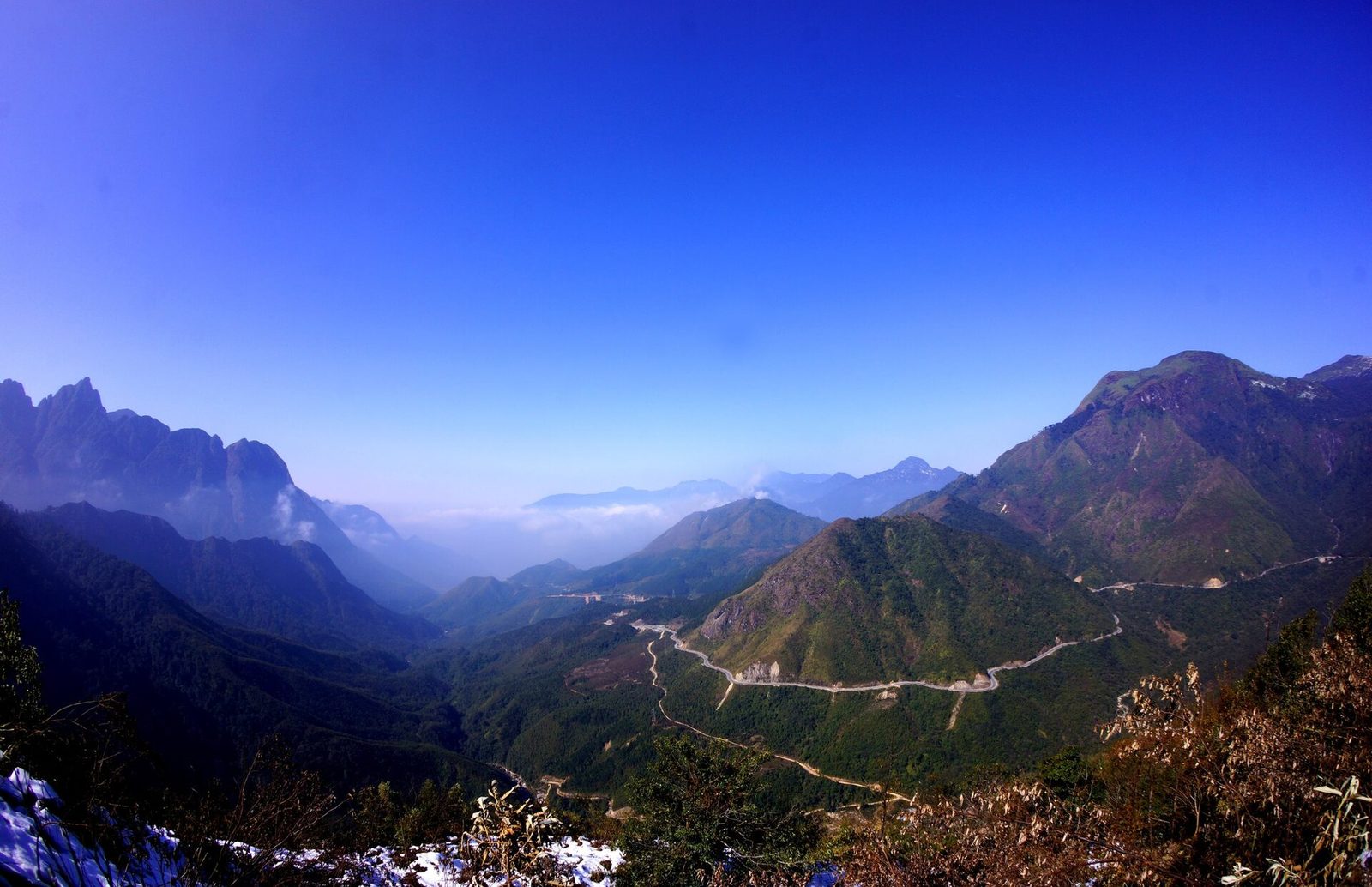 Switchbacks of O Quy Ho, with the ridge and the drop