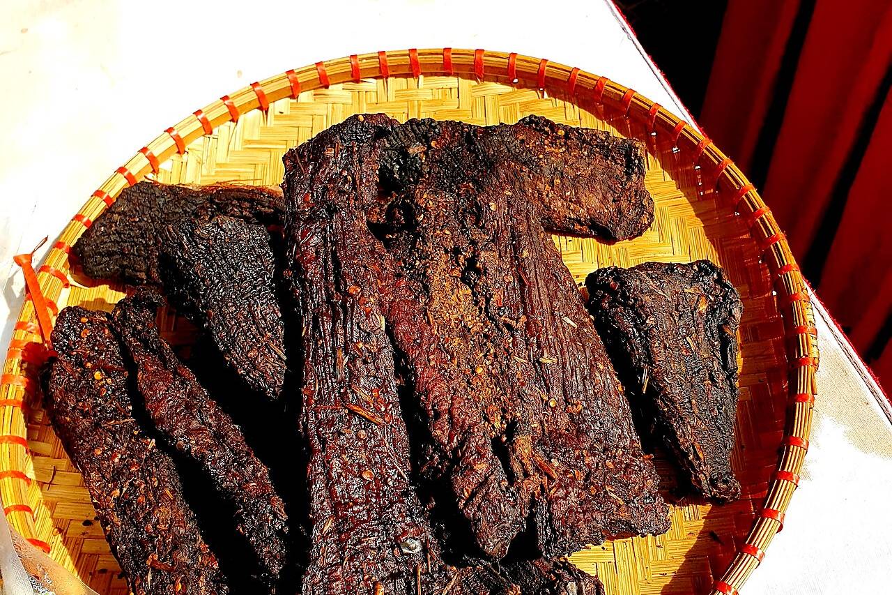Hearth-smoked buffalo, Thịt trâu gác bếp