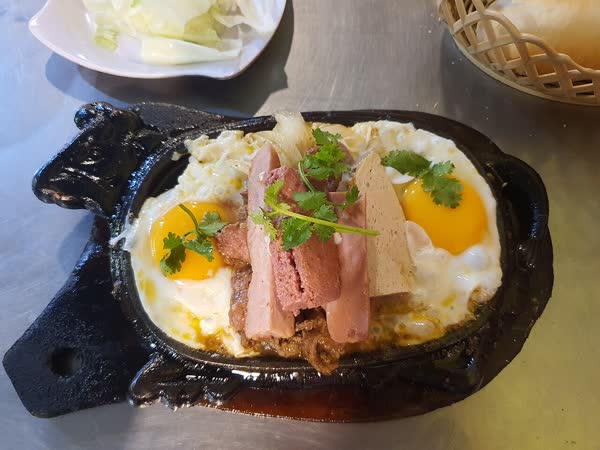 Grilled meat in steamed rice sheets, Thịt xiên nướng cuốn bánh ướt