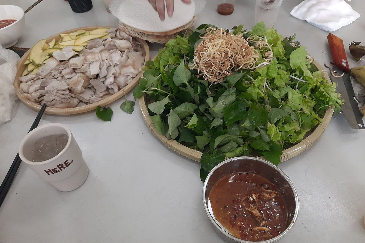 Rice-paper rolls with boiled pork, Bánh tráng cuốn thịt heo luộc