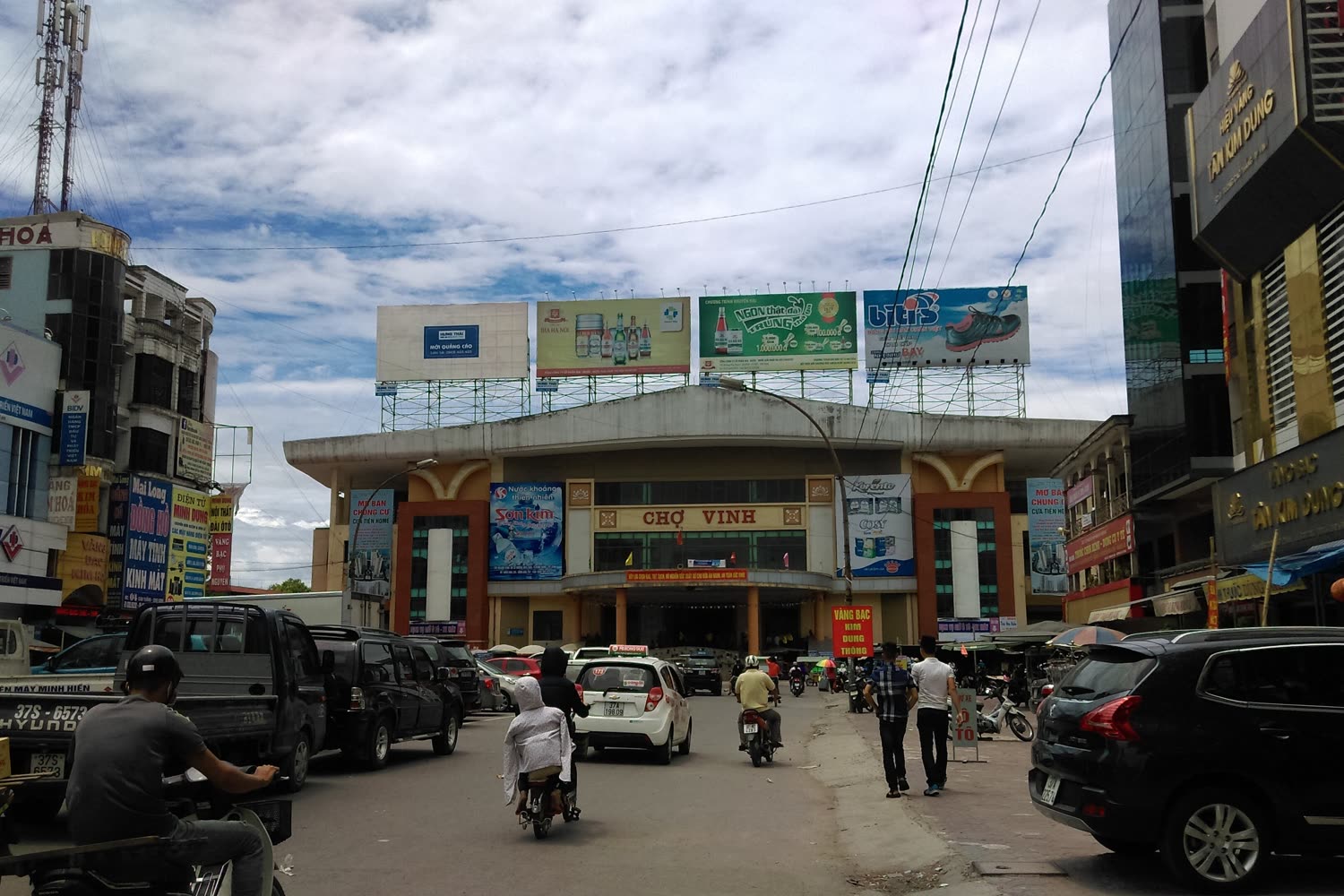 The street front of Chợ Vinh, with the hall sign over the entrance